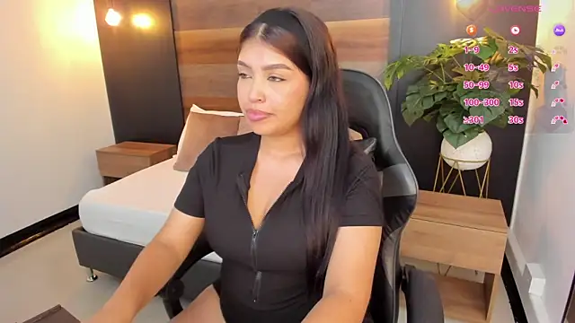 carriepink  online show from November 5, 2025, 11:43 am