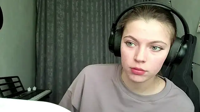 CutieAnny online show from February 3, 2026, 6:11 am