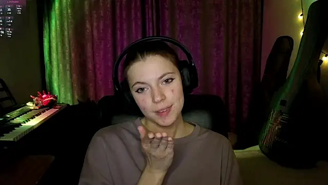 CutieAnny online show from April 11, 2026, 8:13 pm