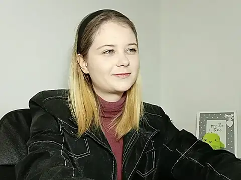 LydiaYoung online show from November 11, 2025, 7:14 pm