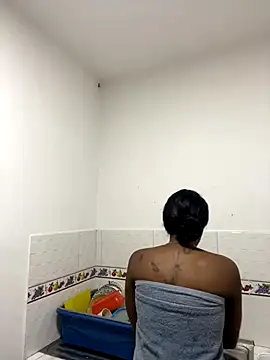 zaracollins01 online show from September 12, 2025, 5:24 pm