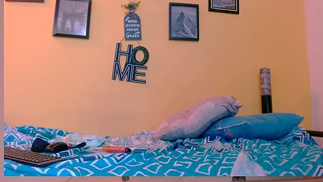 Snapshot of skinnyyuliana18 chatting on December 1, 2025, 7:19 pm skinnyyuliana18 online show from December 1, 2025, 7:19 pm