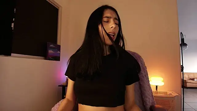 Snapshot of violethun_ chatting on October 19, 2025, 10:49 am violethun online show from October 19, 2025, 10:49 am