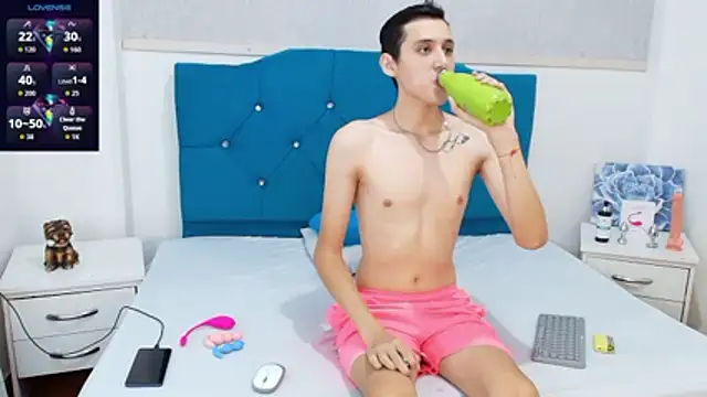 LuigiMarchetti online show from December 5, 2025, 7:43 pm