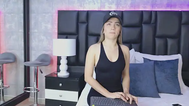 Snapshot of ZoeWilliis chatting on November 3, 2025, 12:39 pm ZoeWilliis online show from November 3, 2025, 12:39 pm