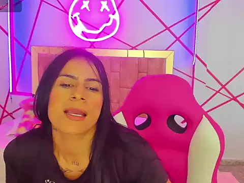 charlotthe ee online show from November 14, 2025, 6:17 pm