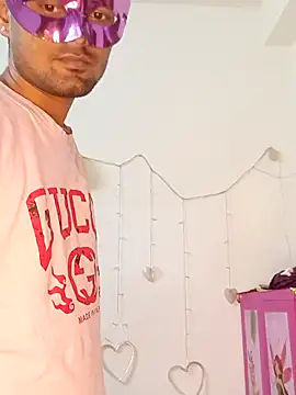 new coupleee online show from December 18, 2025, 1:39 pm