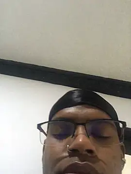 Snapshot of criss_zuri chatting on February 14, 2026, 12:02 pm criss zuri online show from February 14, 2026, 12:02 pm