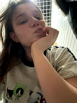 Snapshot of MiniVi chatting on October 8, 2025, 5:49 am MiniVi online show from October 8, 2025, 5:49 am