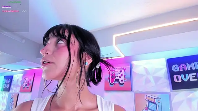 LindaWz  online show from December 4, 2025, 5:39 am