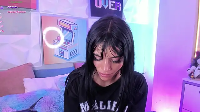 LindaWz  online show from December 17, 2025, 6:30 am