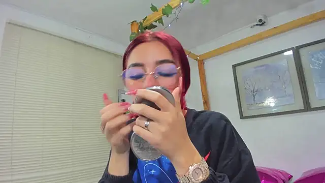 Snapshot of Vaiiolett_ chatting on September 11, 2025, 1:22 pm Vaiiolett online show from September 11, 2025, 1:22 pm