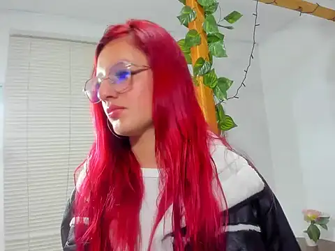 Snapshot of Vaiiolett_ chatting on November 25, 2025, 12:27 pm Vaiiolett online show from November 25, 2025, 12:27 pm