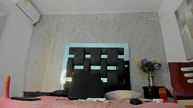 Snapshot of MissDiabla_ chatting on October 29, 2025, 12:51 pm MissDiabla online show from October 29, 2025, 12:51 pm