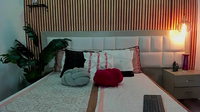 Roseaurora online show from December 19, 2025, 12:56 pm