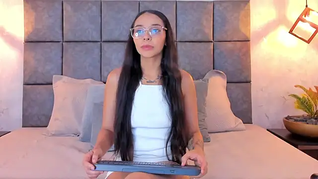 Roseaurora online show from April 12, 2026, 11:48 am