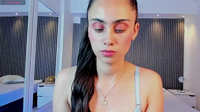 sofiapalacioss online show from February 17, 2026, 6:47 pm