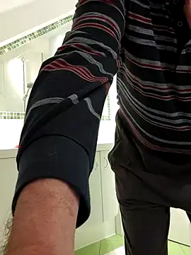 Oldmenhot66 online show from April 10, 2026, 3:23 am