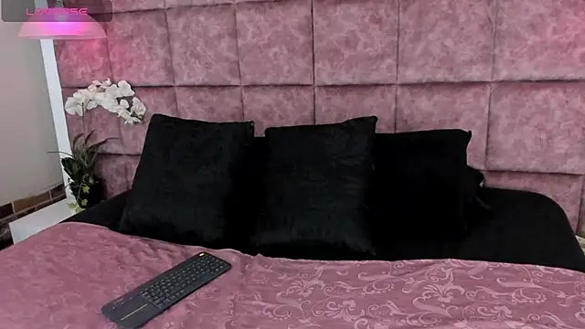 Ely09  online show from November 11, 2025, 9:15 pm