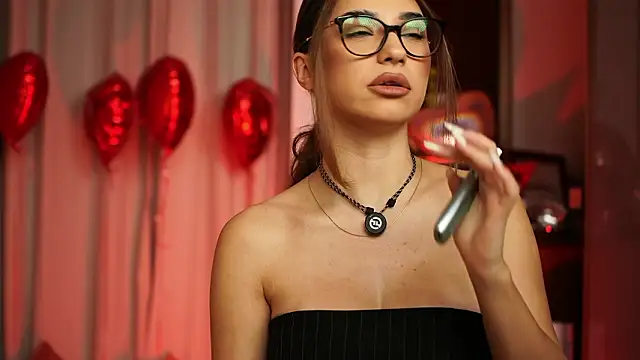 ItalianGirl online show from February 13, 2026, 8:05 pm