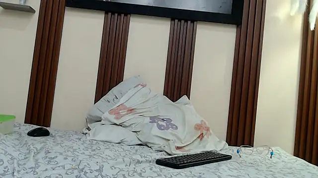 skinnysofia18 online show from December 18, 2025, 2:01 pm