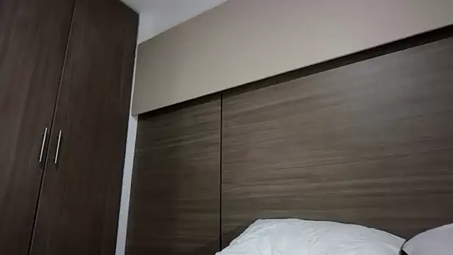 Liiz 01 online show from November 9, 2025, 1:26 am