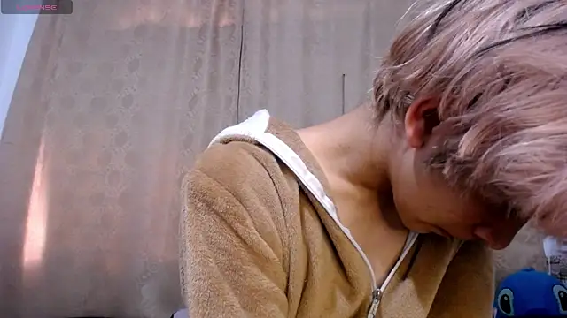 DaraKat18 online show from April 14, 2026, 10:05 pm