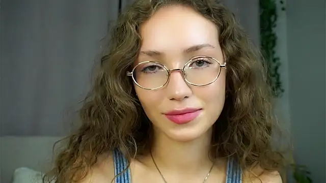 ZeniaBolich online show from September 12, 2025, 9:04 pm