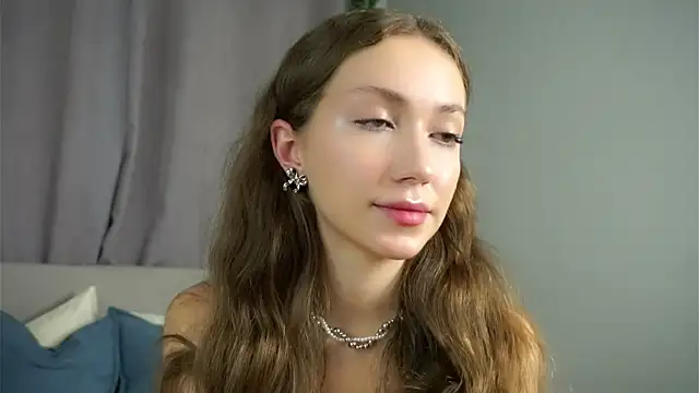 ZeniaBolich online show from September 16, 2025, 9:27 pm