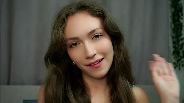 ZeniaBolich online show from September 24, 2025, 10:02 pm