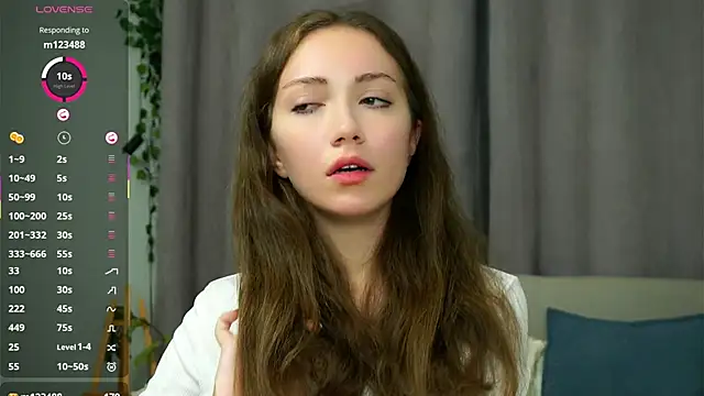 ZeniaBolich online show from October 3, 2025, 9:34 pm