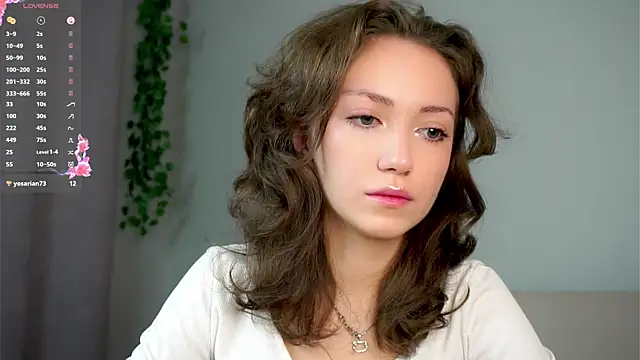 ZeniaBolich online show from November 13, 2025, 10:19 pm