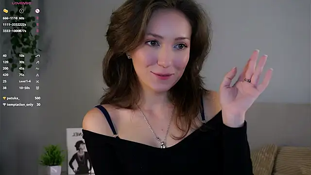 ZeniaBolich online show from November 18, 2025, 9:30 pm