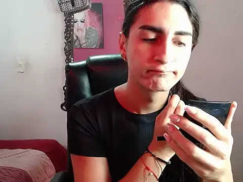 lola diez online show from October 7, 2025, 6:16 pm