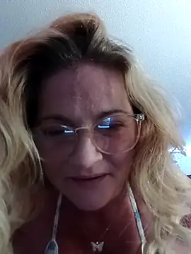 Goldenndoll online show from November 20, 2025, 7:46 pm