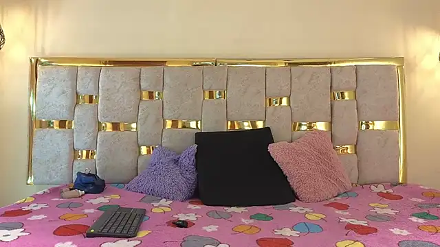 mia wetts online show from November 6, 2025, 7:15 pm