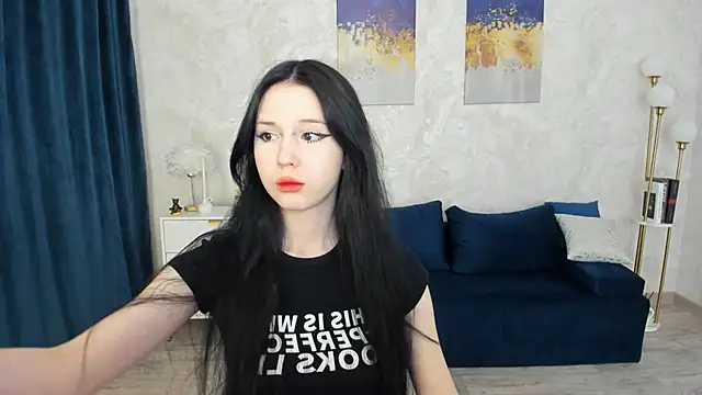 Snapshot of VioletHarme chatting on April 10, 2026, 11:37 am VioletHarme online show from April 10, 2026, 11:37 am