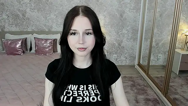 Snapshot of VioletHarme chatting on May 24, 2026, 3:44 am VioletHarme online show from May 24, 2026, 3:44 am