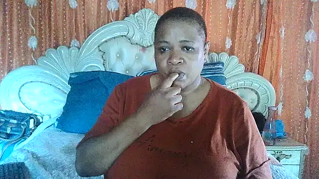 BUSTY QUEEEN online show from October 18, 2025, 12:39 pm