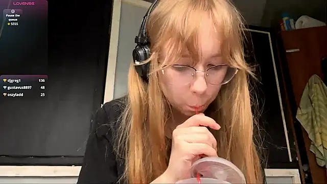 Snapshot of LouieRutt chatting on September 15, 2025, 4:18 pm LouieRutt online show from September 15, 2025, 4:18 pm