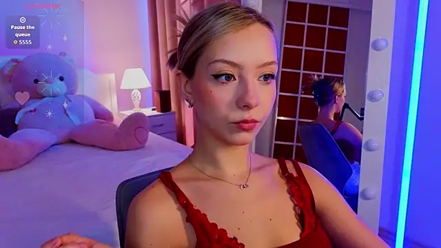 LumMina online show from April 15, 2026, 3:13 am