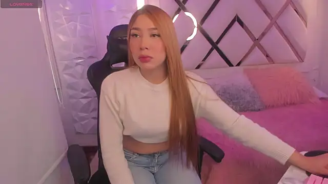 Issa Moon  online show from October 1, 2025, 2:12 pm