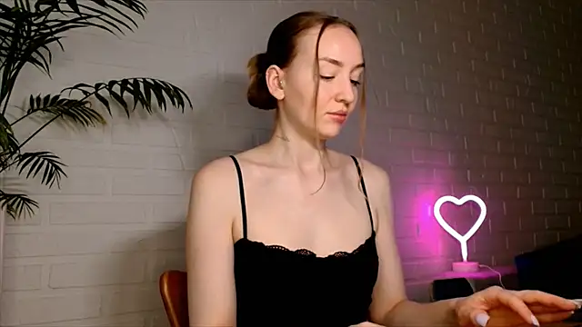 WhitePrincessLuna online show from July 28, 2026, 12:01 pm