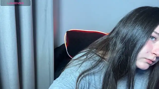 Snapshot of valentinauwu chatting on October 19, 2025, 1:28 am valentinauwu online show from October 19, 2025, 1:28 am