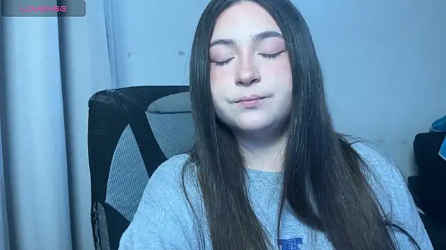 Snapshot of valentinauwu chatting on November 29, 2025, 12:35 am valentinauwu online show from November 29, 2025, 12:35 am