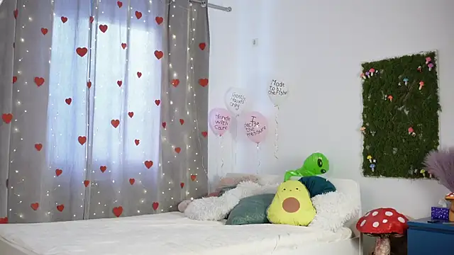 PetiteAlien online show from February 23, 2026, 6:33 am