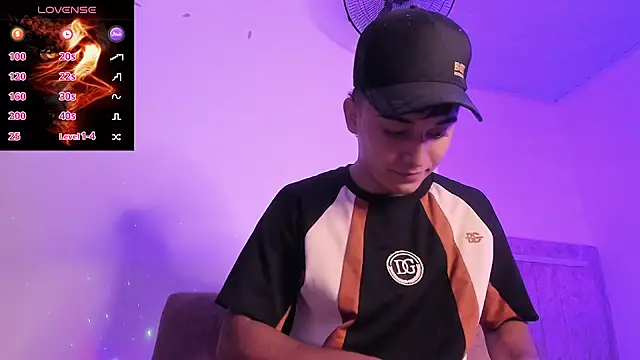 Austin Cardieff  online show from September 29, 2025, 8:02 pm