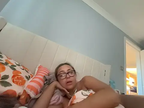 Snapshot of petitelucyXoxx chatting on April 28, 2026, 6:35 pm petitelucyXoxx online show from April 28, 2026, 6:35 pm
