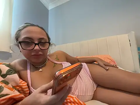 Snapshot of petitelucyXoxx chatting on May 7, 2026, 9:14 am petitelucyXoxx online show from May 7, 2026, 9:14 am