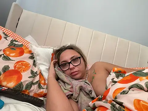Snapshot of petitelucyXoxx chatting on May 9, 2026, 7:35 am petitelucyXoxx online show from May 9, 2026, 7:35 am